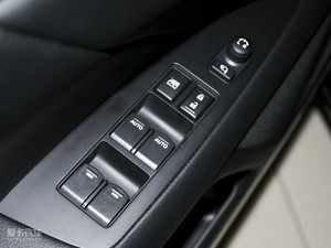 2010款2.4L 四驱运动导航版 主驾车窗控制区	