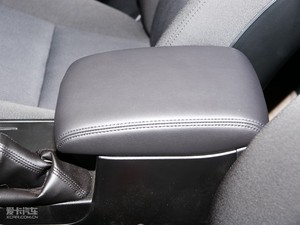 2010款2.4L 两驱标准版 中央扶手箱