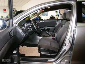 2010款2.4L 两驱标准版 前排空间