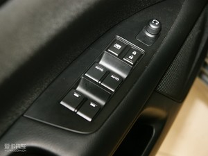 2010款2.4L 两驱标准版 主驾车窗控制区	