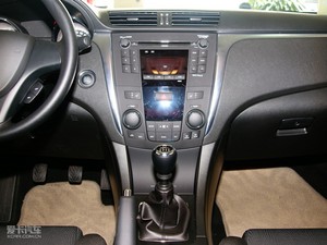 2010款2.4L 两驱标准版 中控台