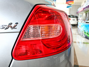 2010款2.4L 两驱豪华版 尾灯