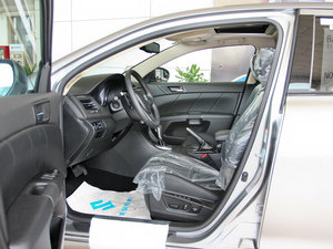 2010款2.4L 两驱豪华版 前排空间