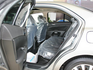 2010款2.4L 两驱豪华版 后排空间