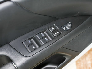 2010款2.4L 两驱豪华版 主驾车窗控制区	