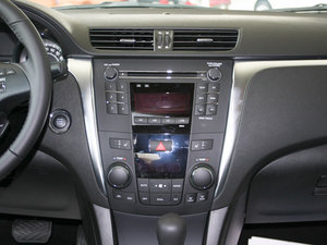 2010款2.4L 两驱豪华版 中控台