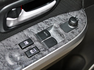 2011款2.4L JX-EH 3门自动版 主驾车窗控制区	
