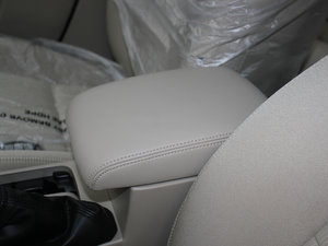 2012款2.4L CVT两驱限量版 中央扶手箱
