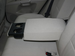 2012款2.4L CVT两驱限量版 后排中央扶手
