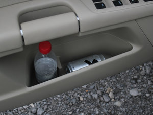 2012款2.4L CVT两驱限量版 前门储物空间