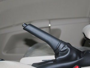 2012款2.4L CVT两驱限量版 驻车制动器