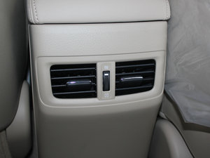 2012款2.4L CVT两驱限量版 中控区