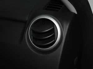 2012款2.4L 5门自动豪华导航版 中控区