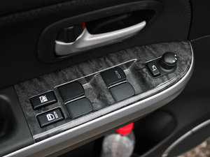 2012款2.4L JX-EH 5门限量版 主驾车窗控制区	