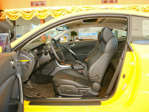 2009款2.0T 靓雅自动版 前排空间
