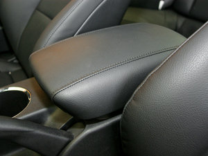 2009款2.0T 靓雅自动版 中央扶手箱