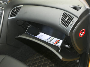 2009款2.0T 靓雅自动版 手套箱