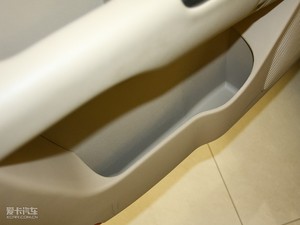 2010款2.4L  四驱舒适版 前门储物空间