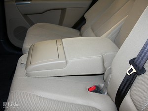 2010款2.4L  四驱舒适版 后排中央扶手
