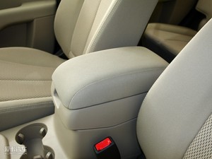 2010款2.4L  四驱舒适版 中央扶手箱