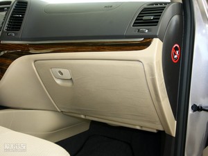 2010款2.4L  四驱舒适版 手套箱