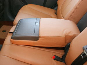 2010款2.4L 四驱至尊版 后排中央扶手