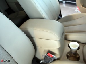 2010款2.4L 四驱豪华版 中央扶手箱