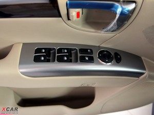 2010款2.4L 四驱豪华版 主驾车窗控制区	