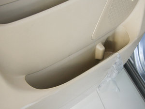 2011款2.4L 自动领航版 前门储物空间
