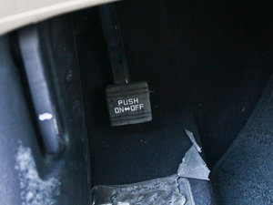 2011款2.4L 五座两驱舒适版 驻车制动器