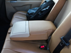 2011款2.4L 五座两驱舒适版 后排中央扶手