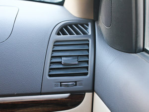2011款2.4L 五座两驱舒适版 中控区