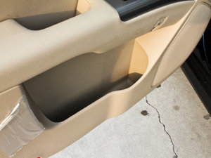 2012款2.4L 七座四驱舒适版 前门储物空间