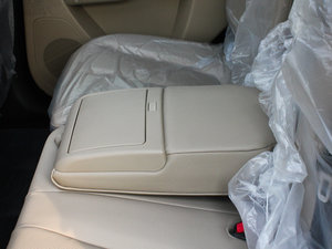 2012款2.4L 七座四驱舒适版 后排中央扶手