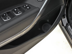 2013款3.0L 自动四驱旗舰版 7座 欧IV 前门储物空间