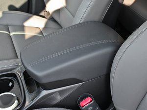2013款3.0L 自动四驱旗舰版 7座 欧IV 中央扶手箱