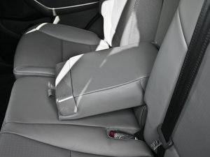 2013款3.0L 自动四驱旗舰版 7座 欧IV 后排中央扶手