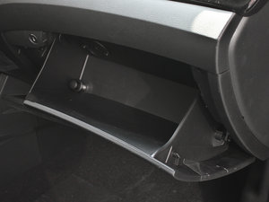 2013款3.0L 自动四驱旗舰版 7座 欧IV 手套箱