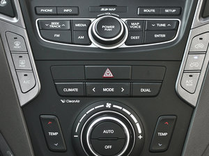 2013款3.0L 自动四驱旗舰版 7座 欧IV 中控区
