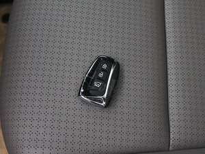 2013款3.0L 7座四驱旗舰版 车钥匙