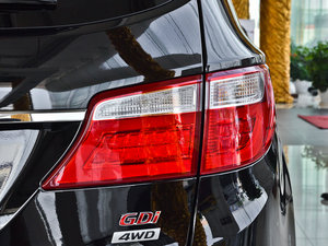 2013款3.0L 6座四驱旗舰版 尾灯