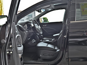 2013款3.0L 6座四驱旗舰版 前排空间