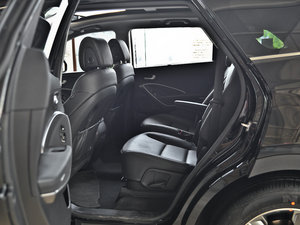 2013款3.0L 6座四驱旗舰版 后排空间