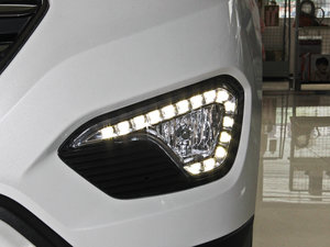 2013款3.0L 7座四驱舒适版 前雾灯