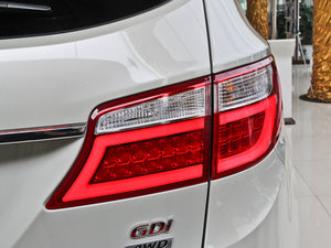 2013款3.0L 7座四驱舒适版 尾灯