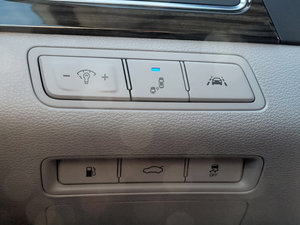 2015款PHEV 中控区