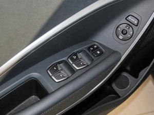 2015款2.0T 7座两驱领先版 主驾车窗控制区	