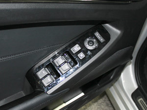 2010款2.4L 精英版 主驾车窗控制区	