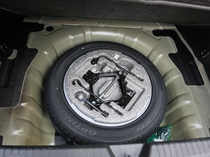 2012款2.4L 商务版 备胎