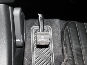 2012款2.4L 精英版 驻车制动器